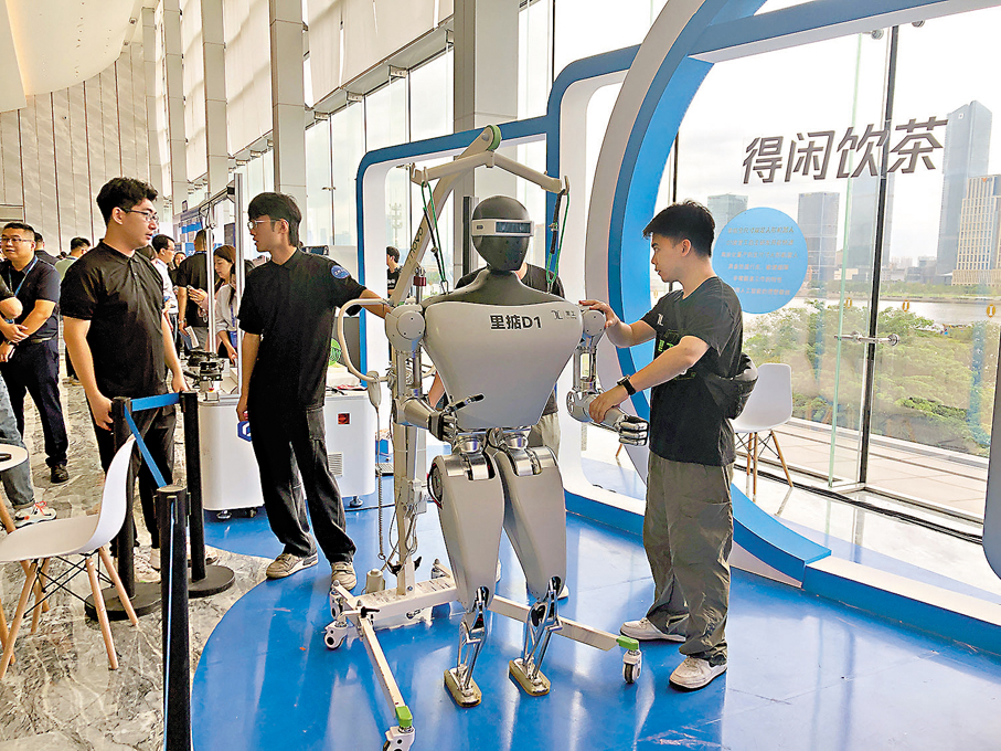 ●在峰會現場，「里掂D1」全尺寸雙足人形機器人展出。香港文匯報記者方俊明  攝
