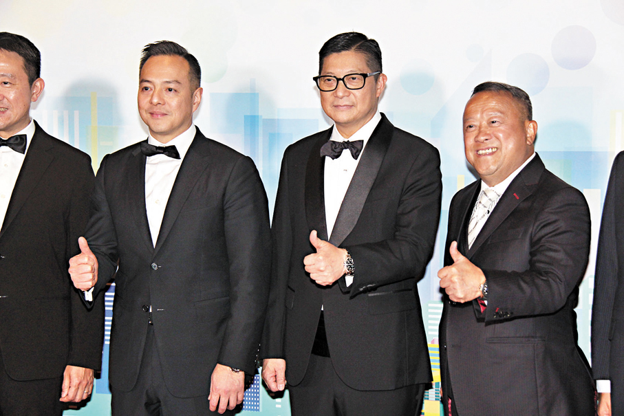 ●（左起）周一鳴、鄧炳強與曾志偉為《保境安民為公益》匯演點讚。 達里  攝