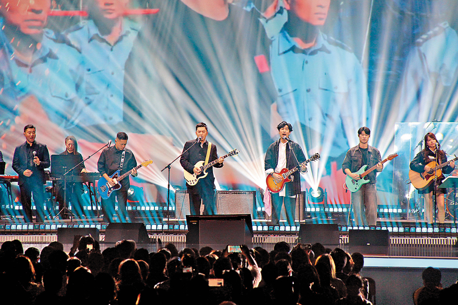 ●袁偉豪與譚俊彥合作夾band。   達里   攝