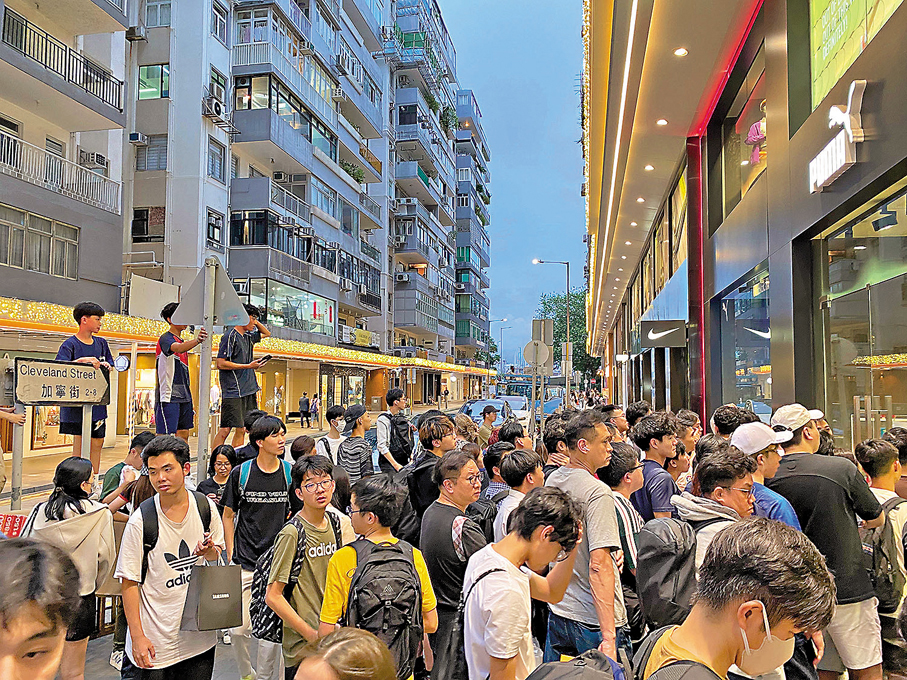 ●店外有大批球迷守候。  香港文匯報記者葉詩敏  攝
