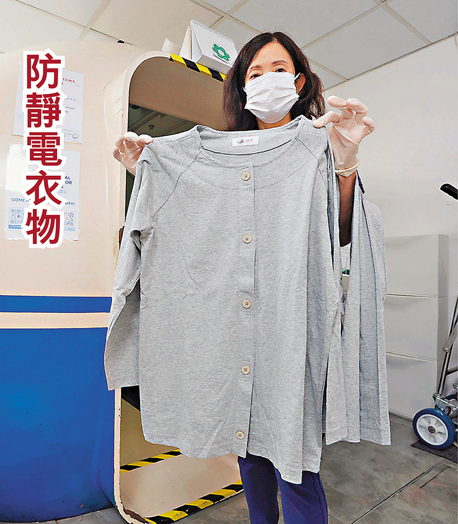 ●病人進入高壓氧艙時,須穿上純棉質、阻燃防靜電衣物。香港文匯報記者郭木又 攝