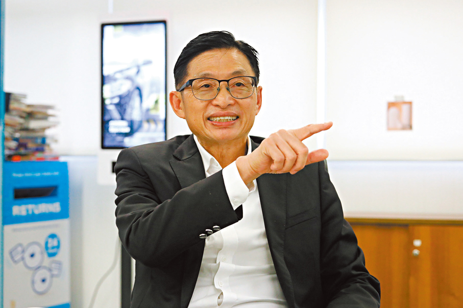 ● Million Tech萬碧發展創辦人謝小江為不同機構引入自助系統，大幅減少人力成本。 香港文匯報記者黃艾力  攝