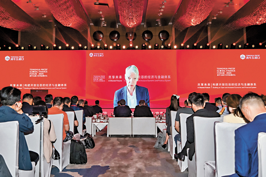 ●諾獎得主邁克爾·斯賓塞在論壇視頻發言。 香港文匯報記者毛麗娟 攝