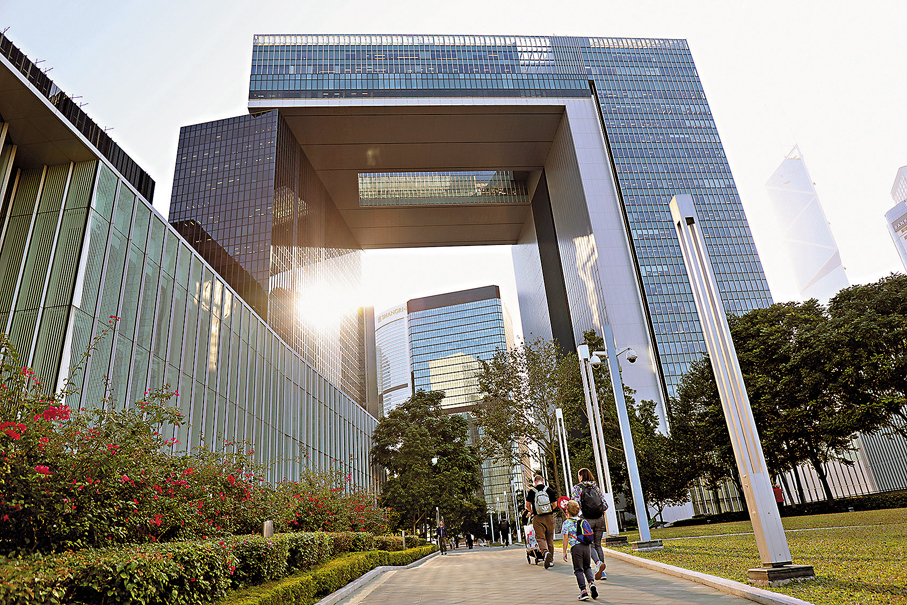 ●特區政府發言人昨日表示,香港特區對於所謂「制裁」嗤之以鼻,無懼任何威嚇,定當繼續堅定不移履行維護國家安全的責任。圖為政府總部。 資料圖片
