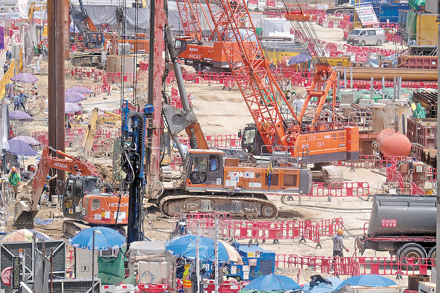 ●積金局去年發出40萬張欠款供款通知書,較前一年增加了6%至7%,以飲食業、建造業和零售業等佔比較多。圖為建築地盤。 資料圖片