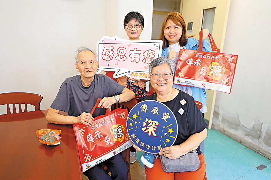 ●義工高潔貞(後左)、羅玉娟(前右)派發端午福袋。香港文匯報記者北山彥 攝