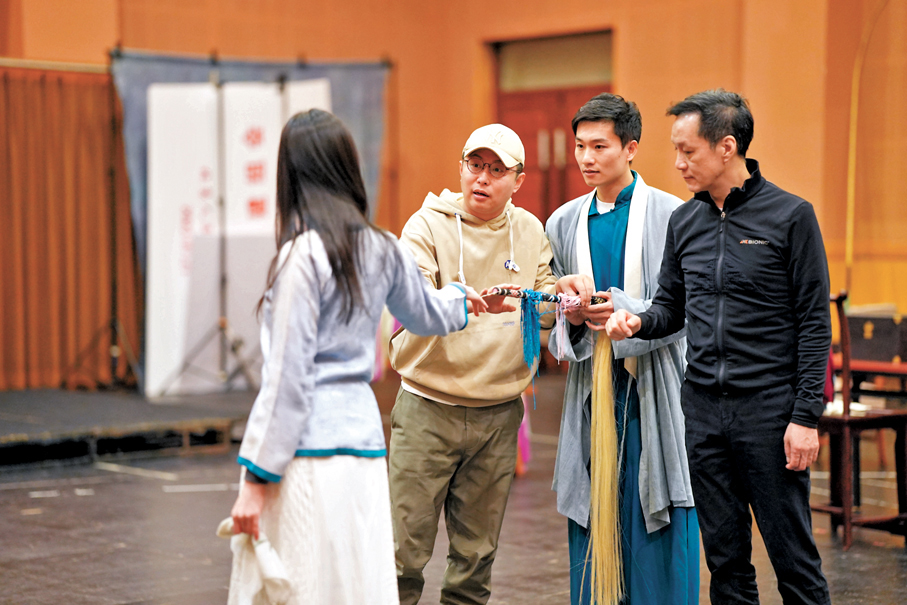 ●藝術指導馮遠征(右一)、導演閆銳(左二)指導劉恒和陸璐排練。
