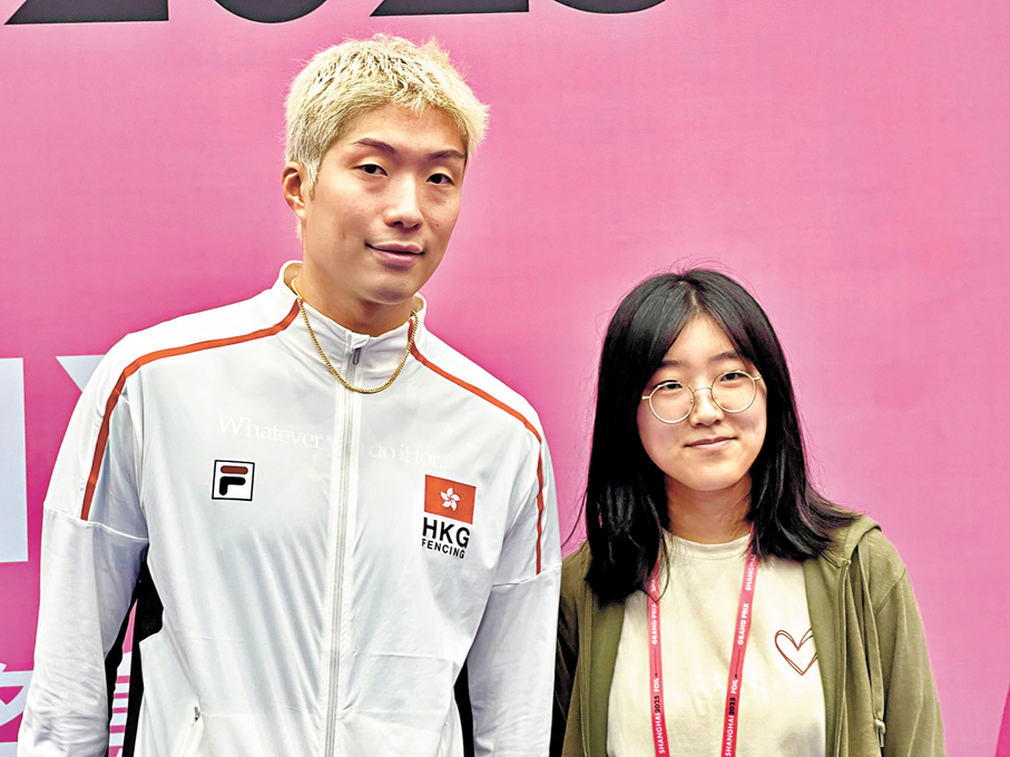 ●張家朗被多人要求合影。 香港文匯報記者夏微 攝