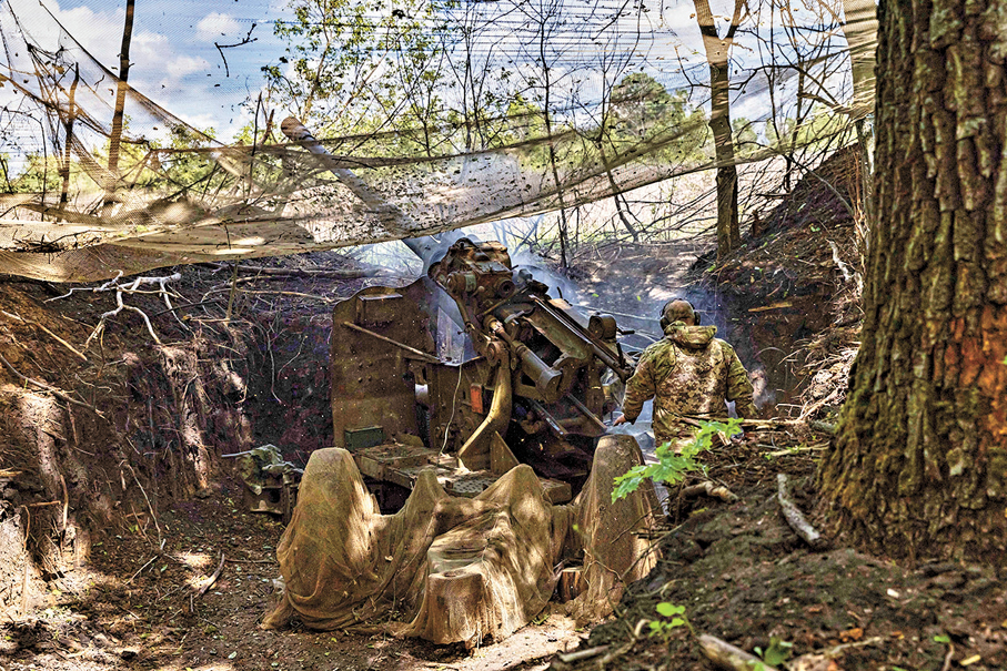●烏軍向俄陣地發射炮彈。 美聯社