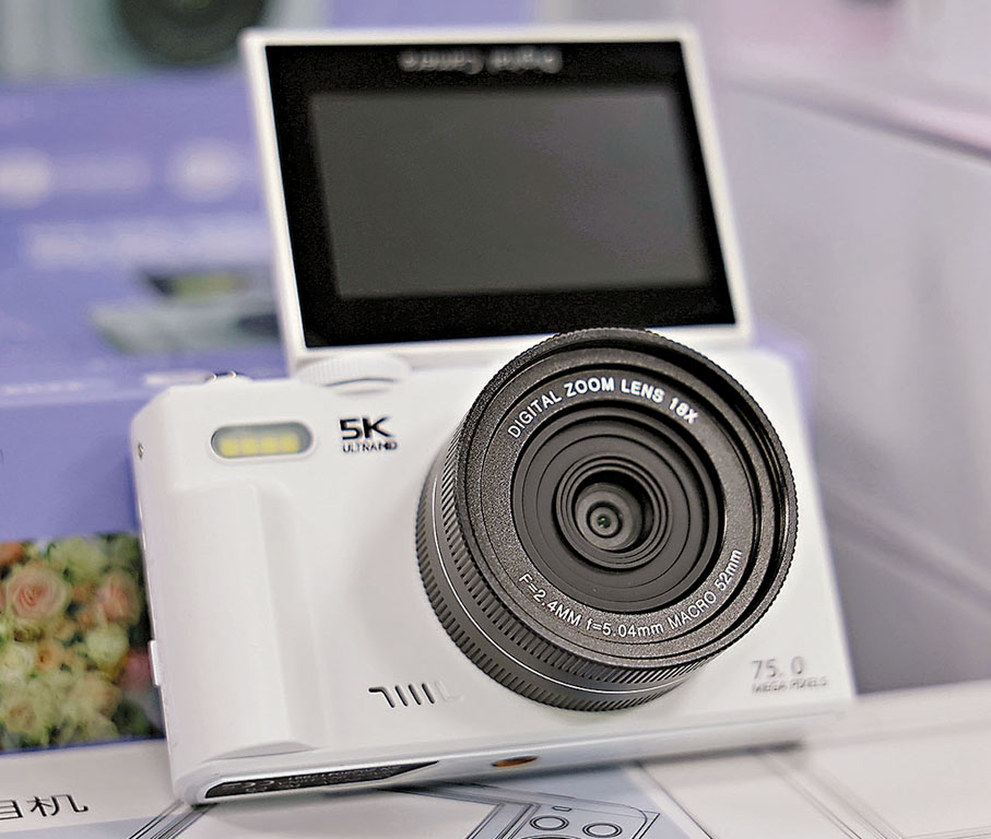 ●YZZCAM的爆款向上翻轉屏相機。