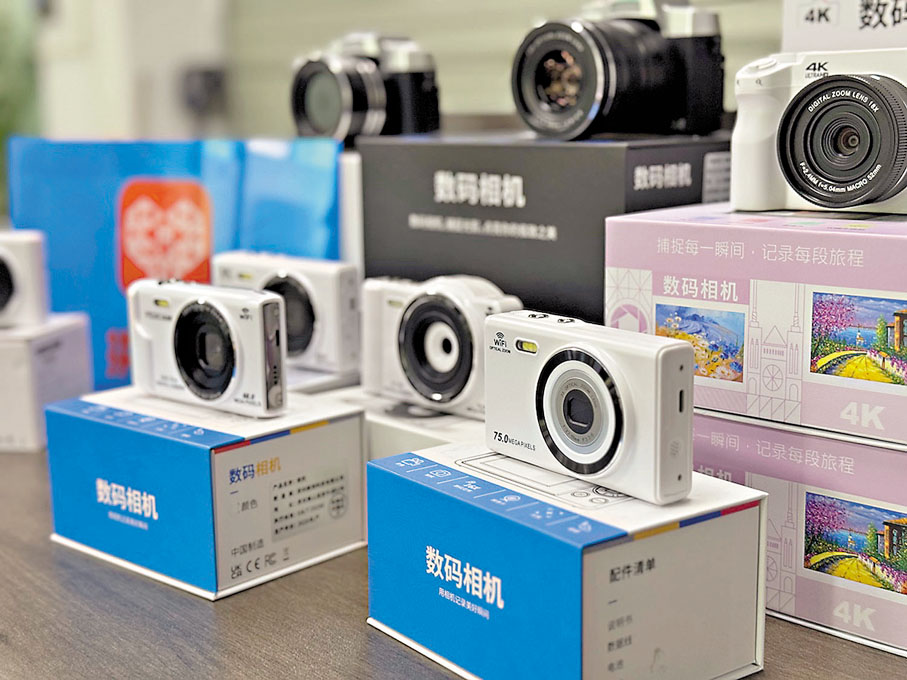 ●深圳品牌YZZCAM是當前在拼多多上售賣的頗受歡迎的相機機型。