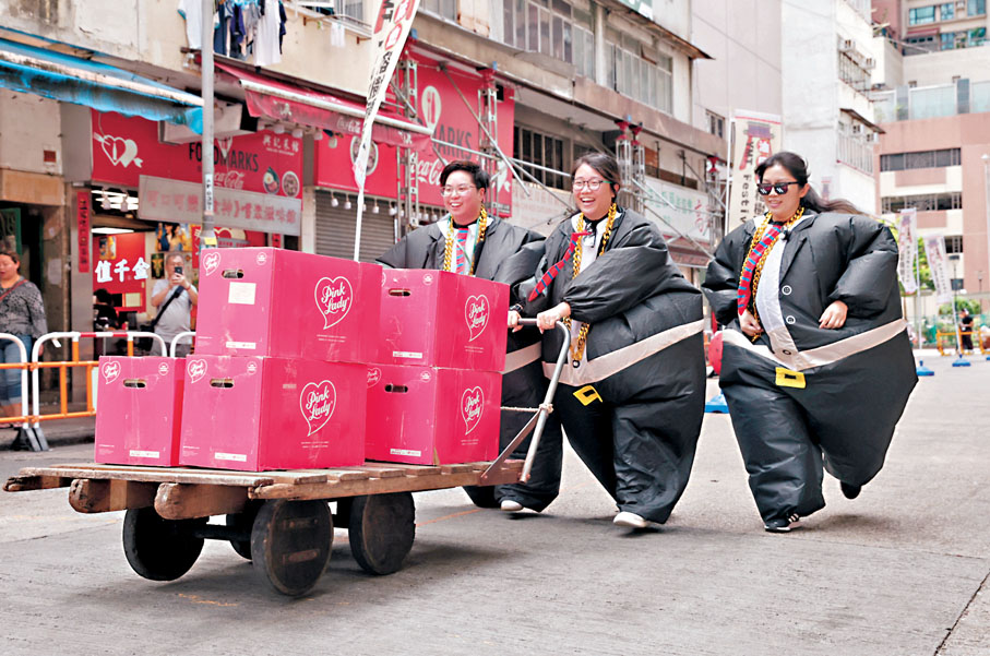 ●「扮鬼扮馬生果狂奔大賽」參加者須打扮成不同角色，推着載滿水果的木頭車，在街頭上演「生死時速」。香港文匯報記者郭木又  攝