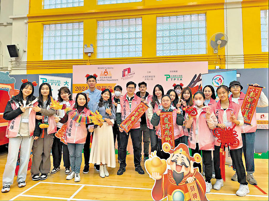 ●關愛隊組織學生義工在農曆新年前籌辦社區慶新春活動。 作者供圖