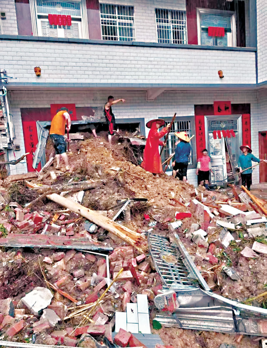 ●茂名一座房屋倒塌嚴重，現場堆滿泥沙、防護網、防盜鐵門等雜物，搜救人員在不停搜救。視頻截圖