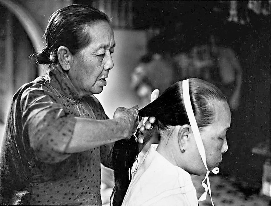 ●圖為正在梳妝的自梳女。 資料圖片