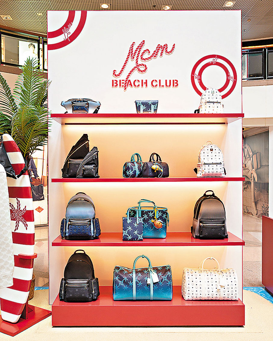 ●Beach Club系列，包括Lauretos花押字提花袋款。