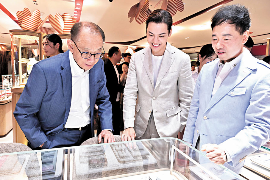 ●英皇集團主席楊受成、陳偉霆及陳世昌一同鑑賞珠寶。