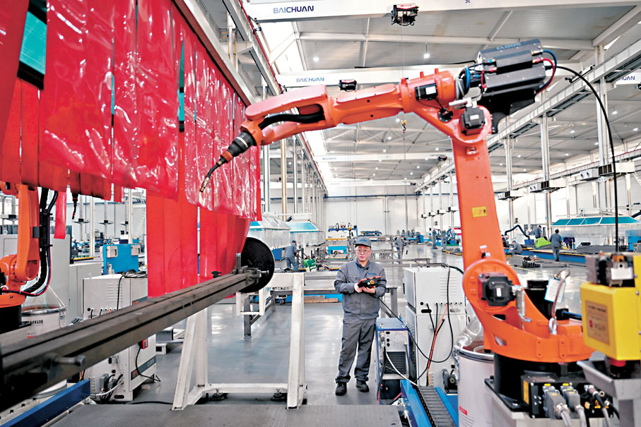 ●國家統計局19日發布數據顯示，4月份全國規模以上工業增加值同比增長6.1%，環比增長0.22%。圖為早前，工人在唐山百川機器人共享智能製造工廠內測試機器人產品性能。 資料圖片