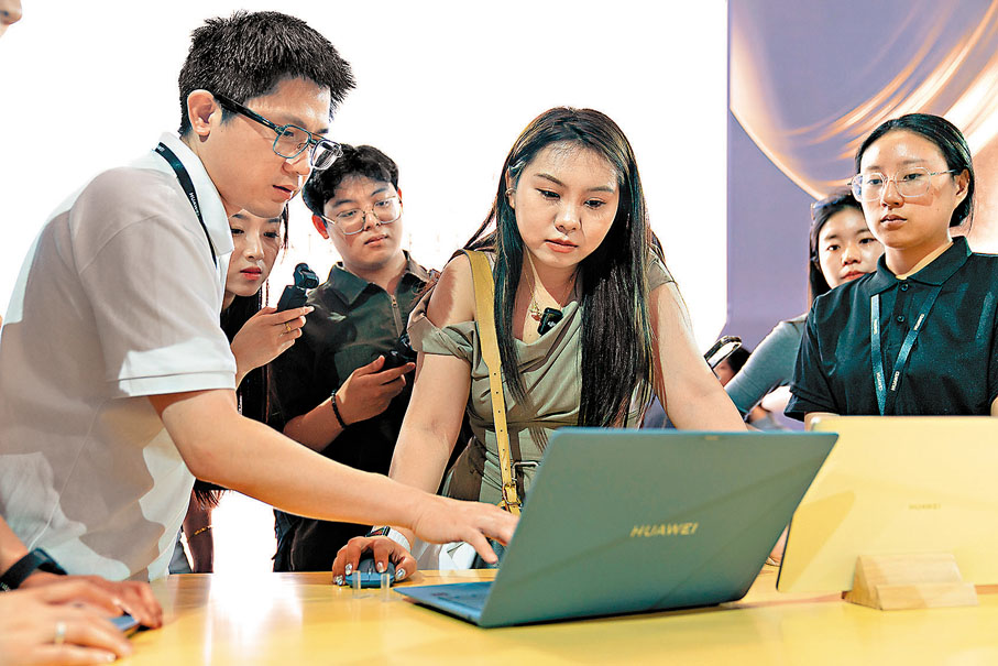 ●5月19日，華為在成都正式發布兩款鴻蒙電腦。圖為消費者在會後體驗新品。新華社