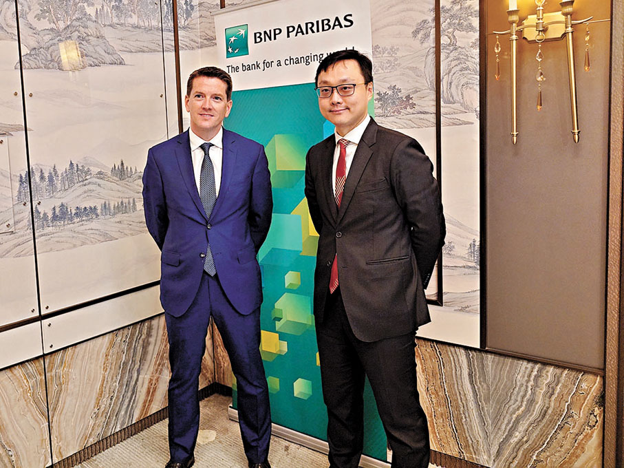 ●左起：法巴Exane全球汽車業研究部主管Stuart Pearson和法巴亞太區宏觀研究統籌總監兼亞太區股票及衍生品策略主管呂成。記者岑健樂  攝 