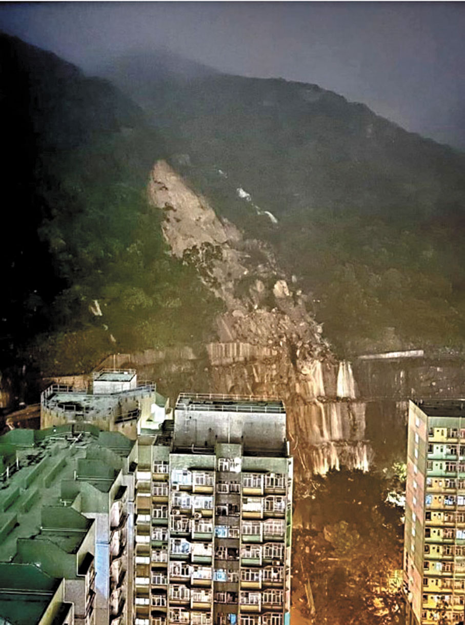 ●世紀暴雨導致筲箕灣耀興道一幅天然山坡塌下大量山泥。 資料圖片