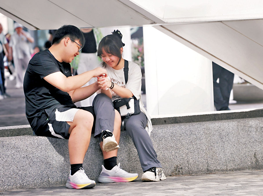 ●一對戀人親密互動。