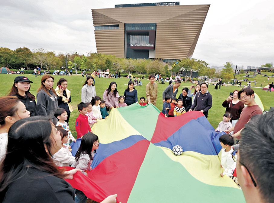 ●親子關係也是何敏儀寬恕研究的焦點之一。圖為西九文化區草坪上的親子活動。 資料圖片