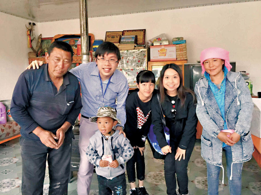 ●沈慧林（左二）在青海進行慈善探訪。 受訪者供圖