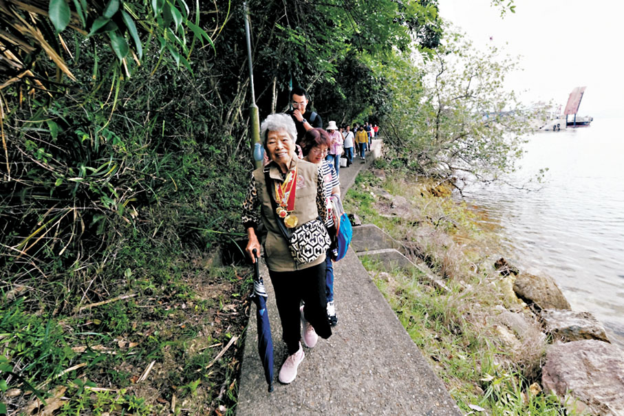 ●老兵和老兵後人出席揭幕禮。香港文匯報記者涂穴 攝