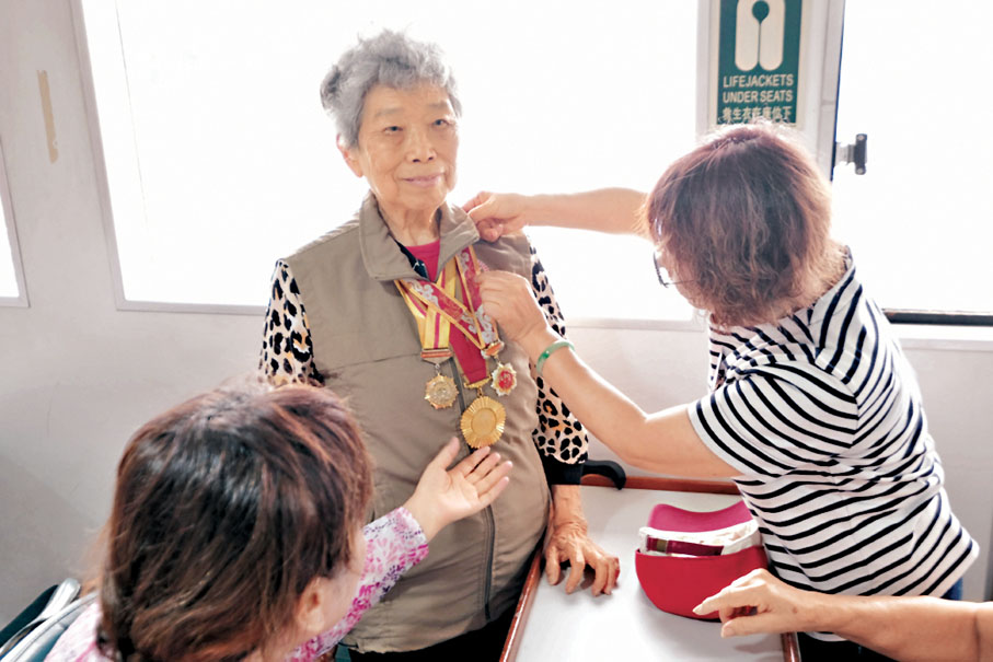 ●林珍佩戴抗戰勝利勳章。香港文匯報記者涂穴 攝