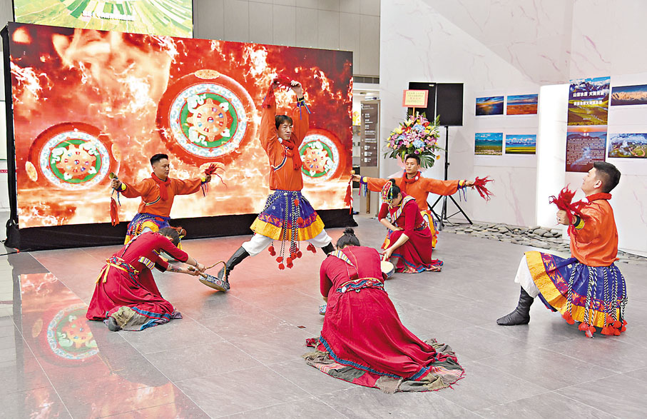 ●來自青海的青年演員現場表演了當地特色民族歌舞。