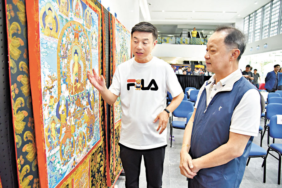 ●熱貢唐卡傳承人、熱貢龍樹畫苑畫師完德尖措向澳門市民介紹唐卡繪製技巧。