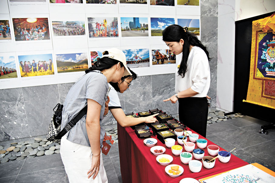 ●澳門市民現場感受青海非遺。