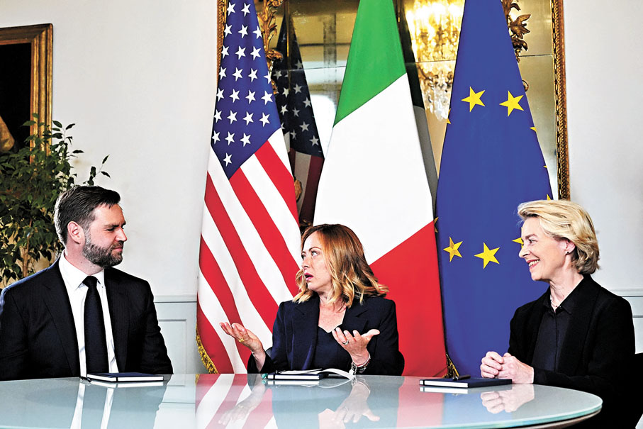 ●梅洛尼（中）安排萬斯（左）與馮德萊恩會晤。 路透社