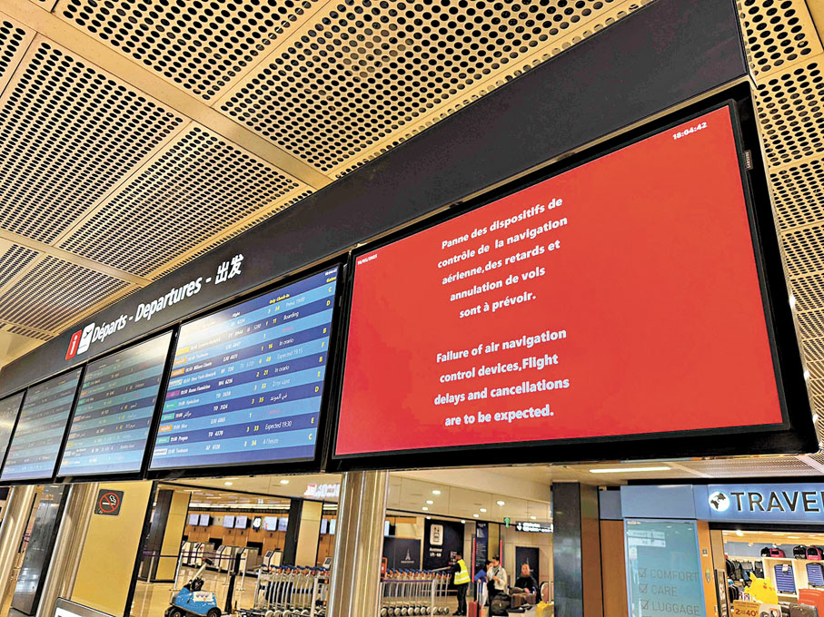 ●奧利機場資訊板顯示系統故障消息。 法新社