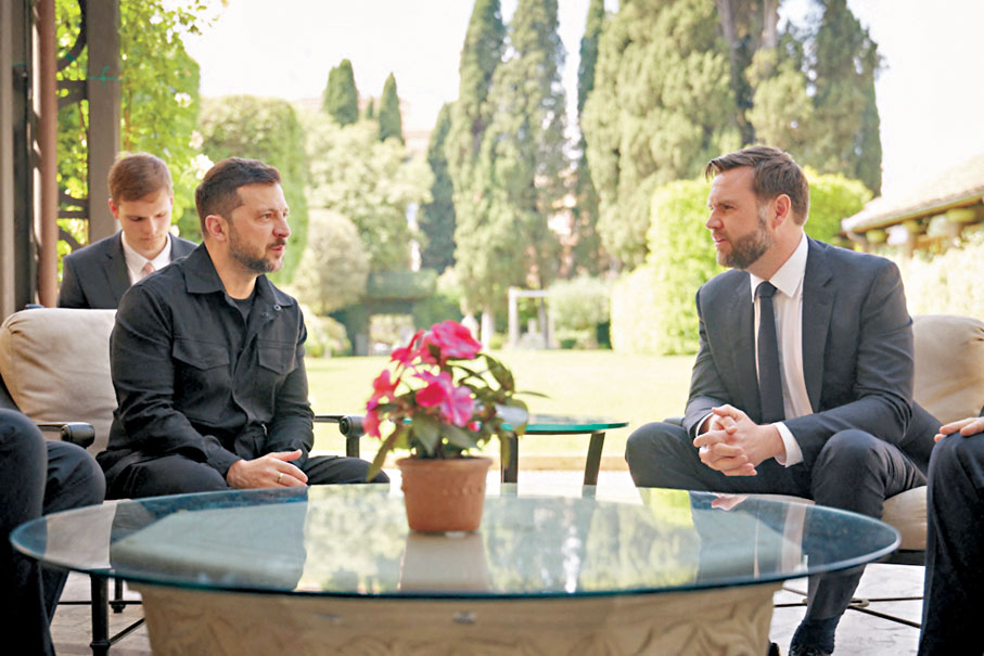 ●萬斯（右）2月曾當面指責澤連斯基對特朗普「不尊重」，澤連斯基稱今次與萬斯會晤「良好」。 路透社