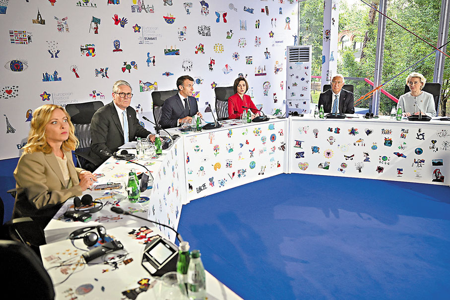 ●梅洛尼（左一）與馬克龍（左三）在歐洲政治共同體領導人會議期間爆爭執。 路透社