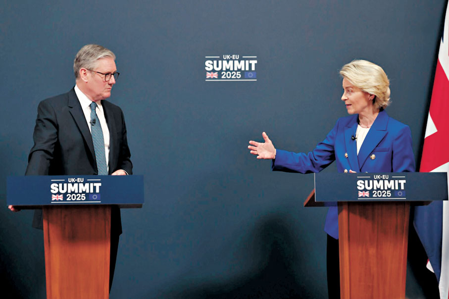 ●斯塔默（左）與馮德萊恩在會後舉行記者會。 彭博社