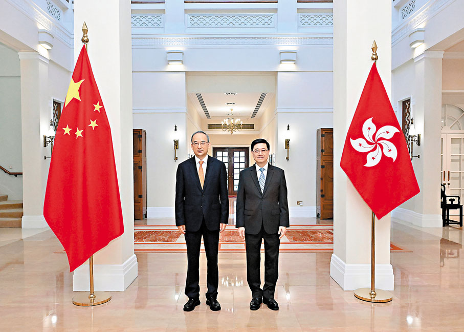 ●香港特區行政長官李家超（右）在禮賓府與吉林省委書記、省人大常委會主任黃強會面。