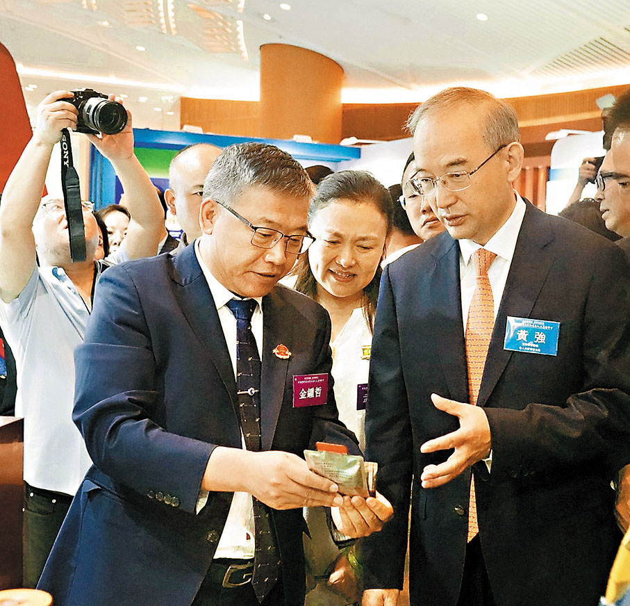 ●潤綠農業科技董事長金鍾哲(左)向吉林省委書記、省人大常委會主任黃強(右)介紹產品。