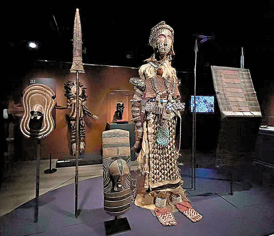 ●展覽帶領公眾遊走於近200件中非藝術品間。