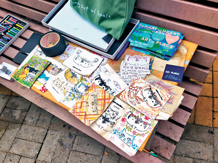 ●參與者在咖啡渣染出的布上自由創作。