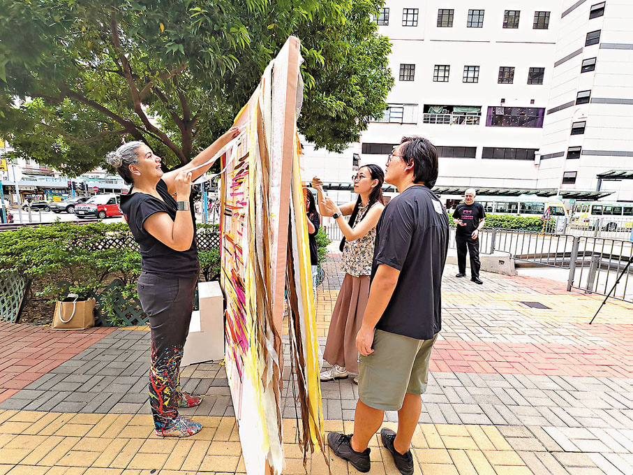 ●梣茉莉（左）熱情地帶領參與者一起縫製作品。