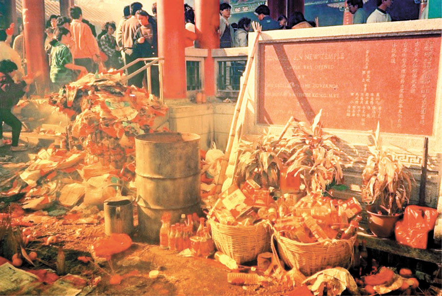 ●善信早期攜帶大量寶燭及生油，祭品堆滿各處，影響了黃大仙祠的莊嚴與整潔。 作者供圖