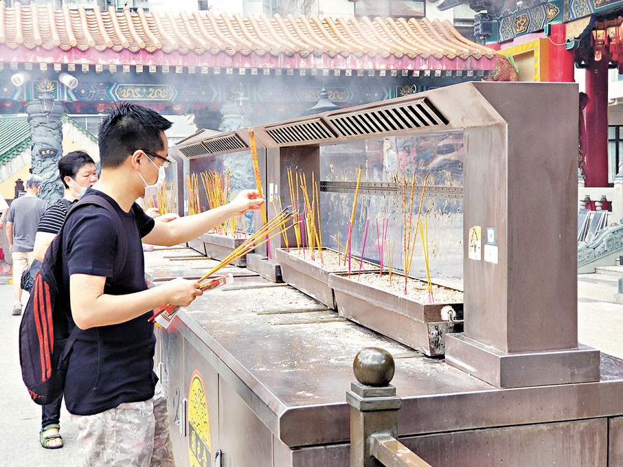 ●大殿外壇設置三部拱橋形「煙香減少及除味系統」，能去除懸浮微粒及甲醛等，做到零黑煙排放。 作者供圖