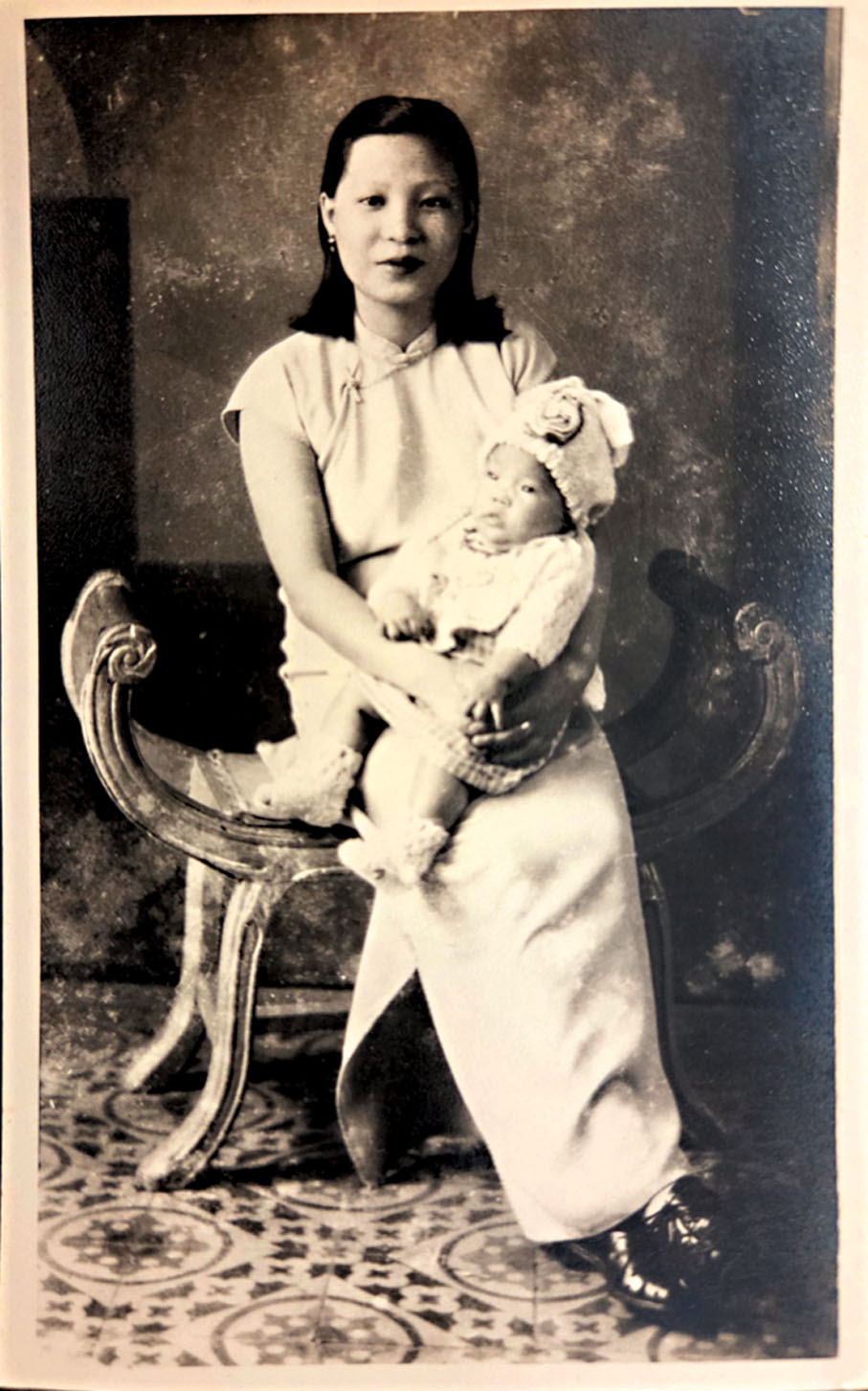 ●風華正茂的外祖母抱着剛滿周歲的母親，在母親祖父開設於廣州的影樓留影。 作者供圖