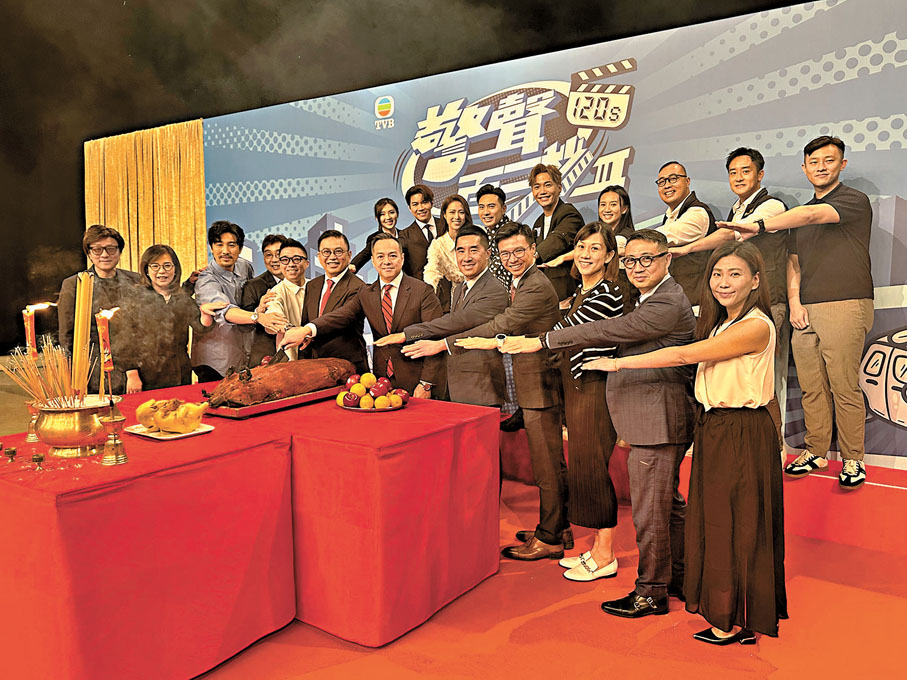 ●眾人齊切燒豬，祝節目收視長虹。   子棠  攝