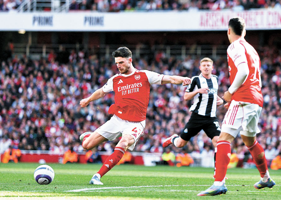 ●迪格蘭賴斯（左）右腳施射破網，為阿仙奴一箭定江山。 路透社