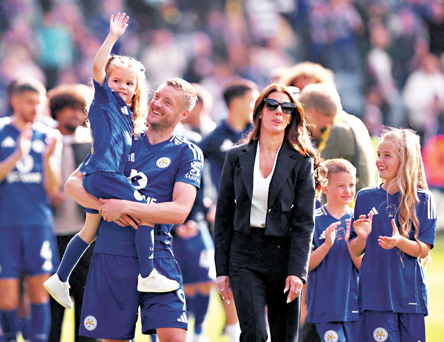 ●占美華迪攜眷出席歡送儀式。  路透社