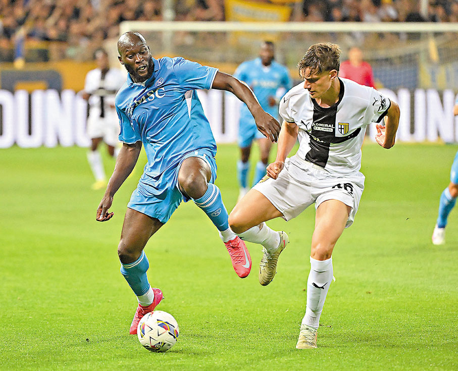 ●拿玻里前鋒盧卡古（左）今場「啞火」。 路透社